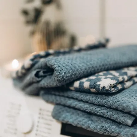 2 Bedroom Apartment, Parking, Metro, *