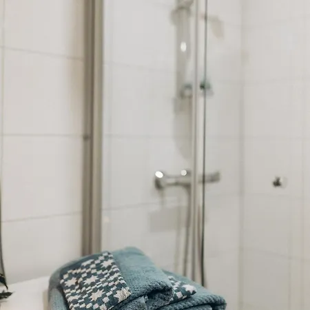 2 Bedroom Apartment, Parking, Metro, *